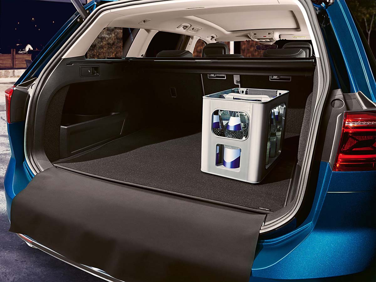 Reversible luggage compartment mat