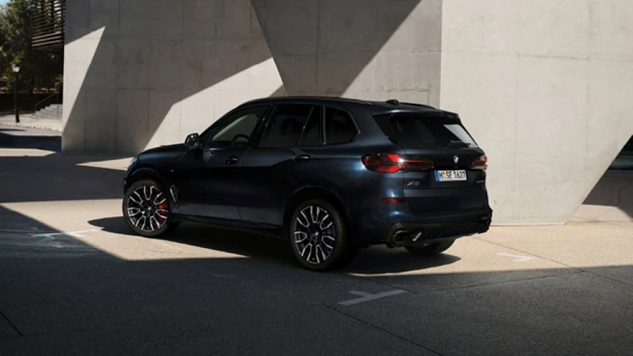 UNLOCK A $3,000 DEPOSIT CONTRIBUTION<sup>*</sup> ACROSS BMW X5 MODELS WITH BMW FINANCE.