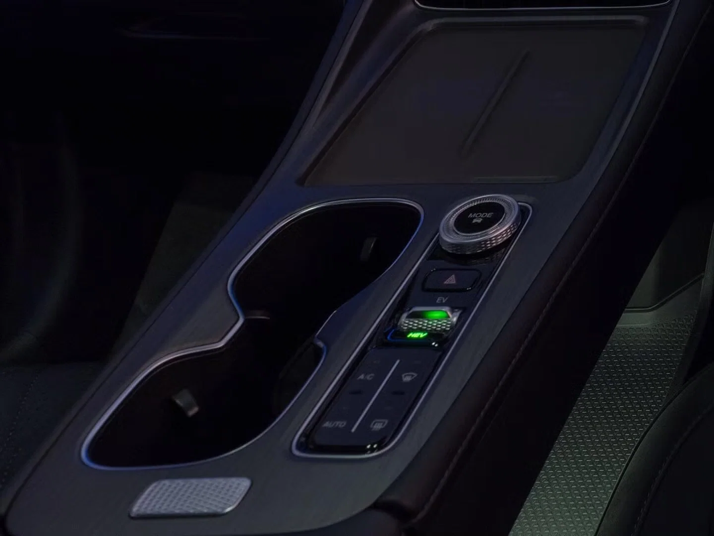 Tiggo 8 Super Hybrid Wireless Charging Capability