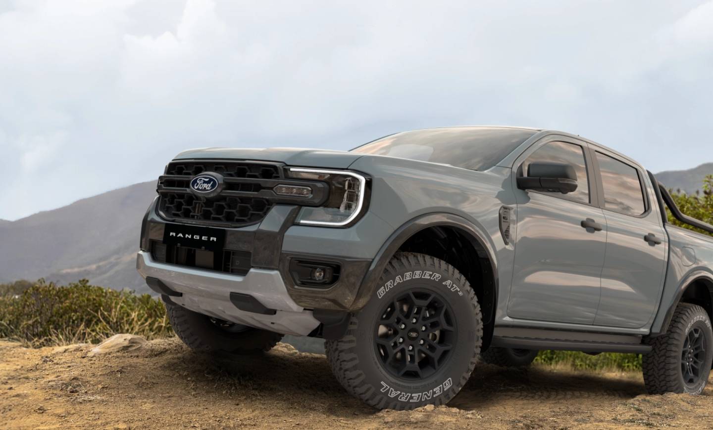 Ford Everest navigating a dusty rocky trail