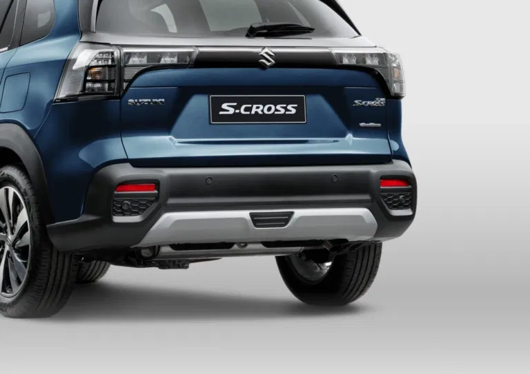 S-CROSS Front and Rear LED Lights with distinctive three-lamp pattern