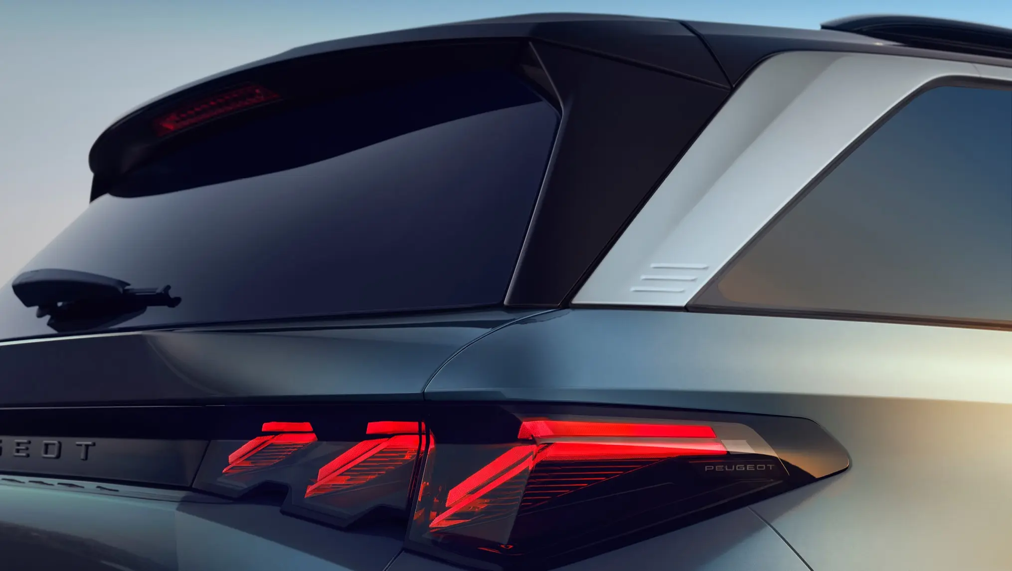 5008 Hybrid SUV