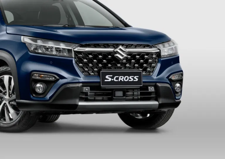 S-CROSS Piano-black front grille with chrome highlights for a premium look