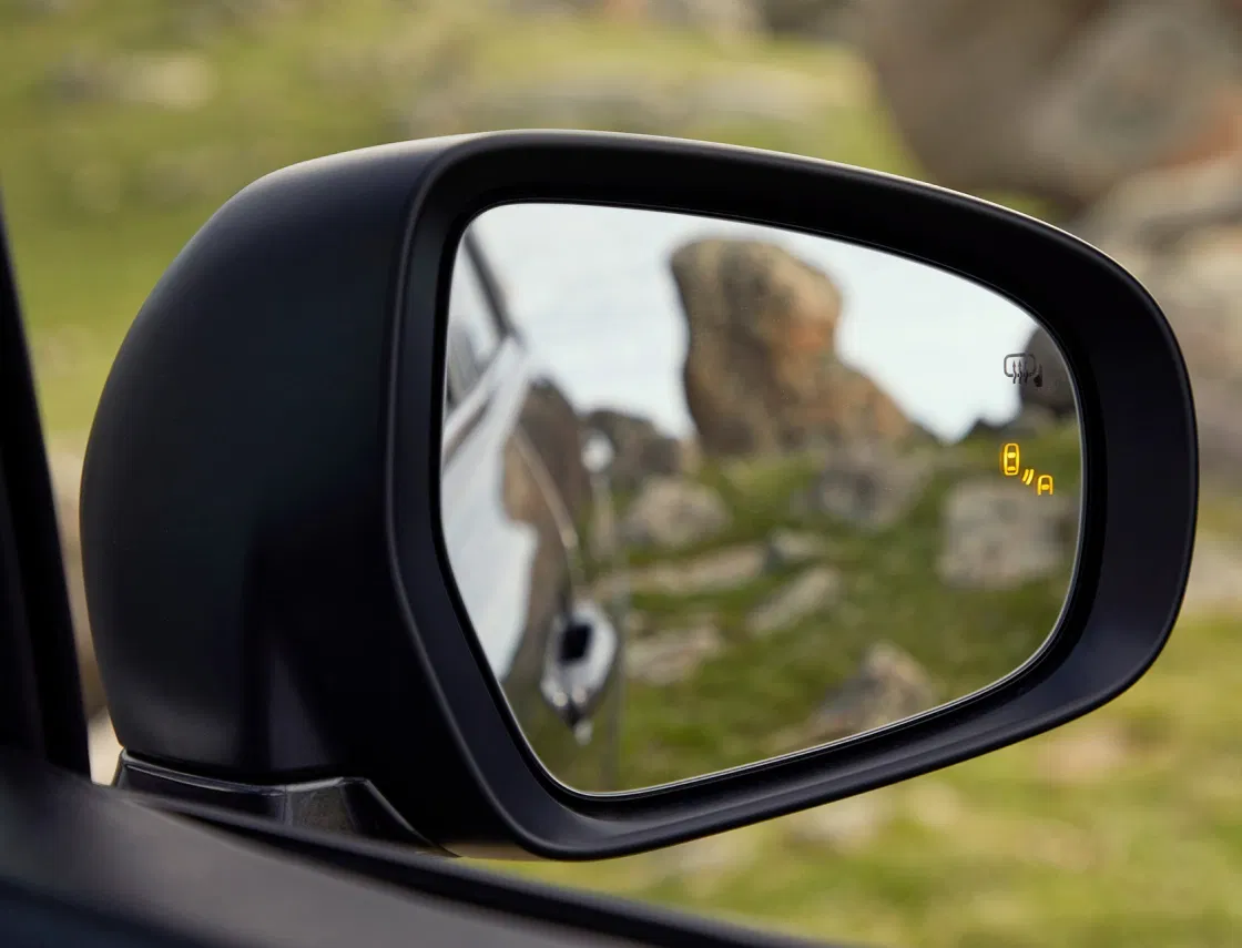 S-CROSS folding heated door mirrors, offering convenience and safety in tight spaces