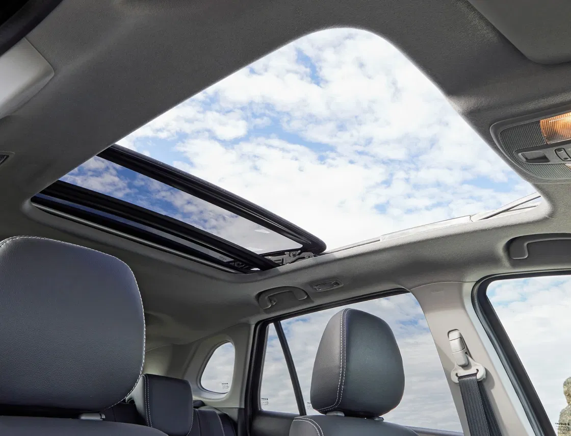 Panoramic sunroof of S-CROSS with double-sliding glass panels