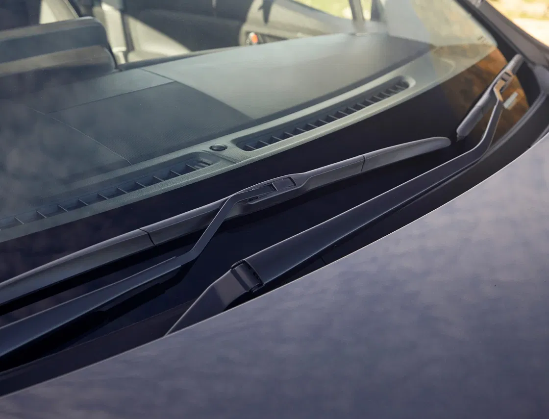 Rain-sensing wipers on S-CROSS, automatically activating in wet conditions